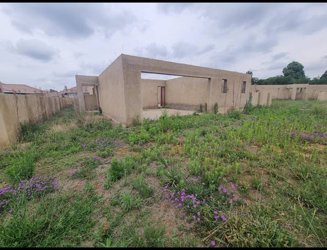 3 BEDROOM TOWNHOUSE FOR SALE IN ARCON PARK